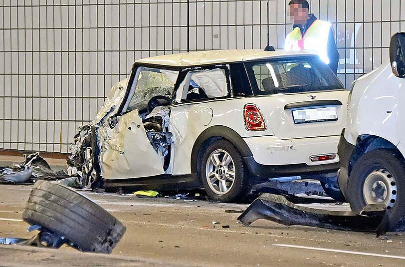 Weitere Bilder von der Unfallstelle im Altstadtringtunnel.