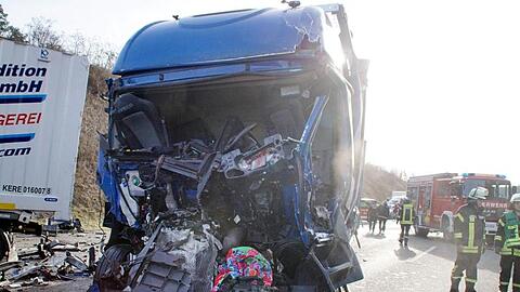 Einsatzkräfte der Rettungsdienste sichern die Unfallstelle auf der A8. Ein Lastwagenfahrer war mit einem Sattelzug auf ein Stauende aufgefahren.