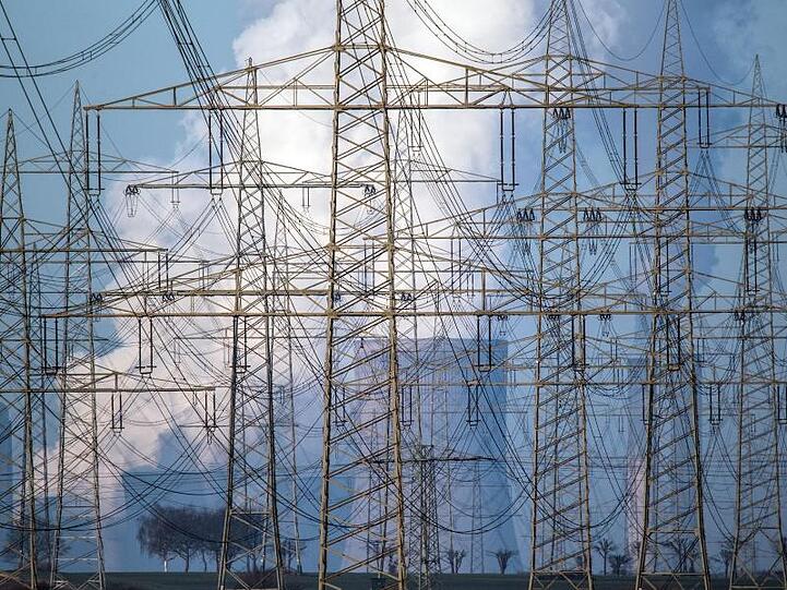 Strommasten vor dem Braunkohlekraftwerk in Pulheim. Vor allem höhere Heizöl- und Spritpreise hatten zuletzt die Inflation angetrieben.