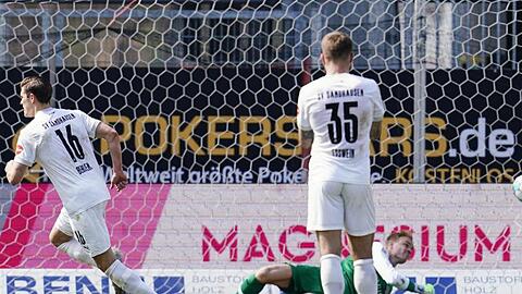 Kevin Behrens (l) brachte Sandhausen gegen Würzburg auf die Siegerstraße.