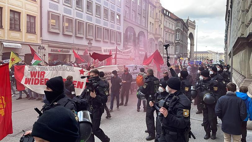 Auch vor der Residenz stockte der Zug, weil die Polizei erneut Seitentransparentente monierte.