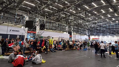 Regen in Riem: Tausende Helene-Fischer-Fans suchen Schutz in der Messehalle.