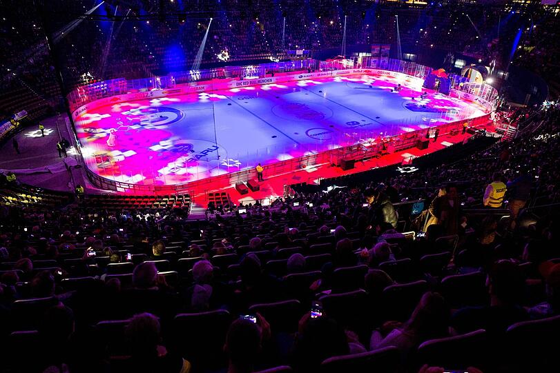Olympia-Eisstadion:
Wo derzeit noch der EHC München auf Torejagd geht, könnte bei möglichen Sommerspielen die Eisfläche gegen Kampfsport-Matten, Tischtennisplatten oder Fechtbahnen ausgetauscht werden.