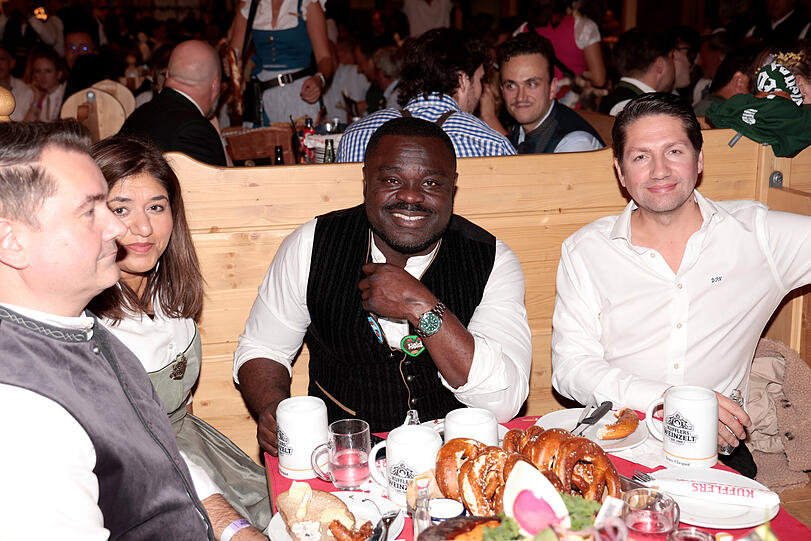 Gerald Asamoah mit Freunden Gerald Asamoah mit Freunden
