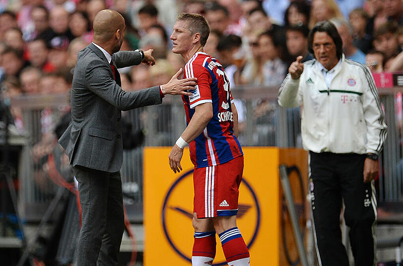 Pep Guardiola diskutiert mit Bayern-Doc Hans-Wilhelm Müller-Wohlfahrt.
