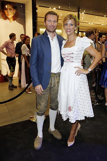Die Nacht der Tracht: Am Mittwochabend läuteten die Promi-Damen auf der ersten "DressWasen"-Party die Dirndl-Saison ein. Wie feuchtfröhlich gefeiert wurde, sehen Sie nun in unserer Bilderstrecke.