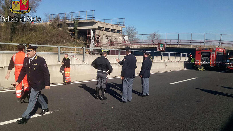 In der Nähe von Ancona ist eine Brücke auf eine Autobahn gestürzt. Zwei Menschen kamen ums Leben. Die dramatischen Bilder von der Unglücksstelle.