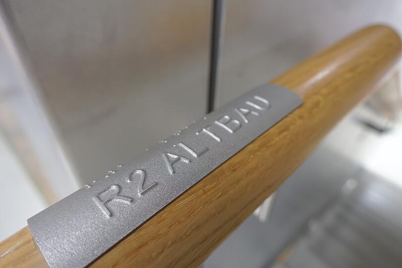 Liebevolle Details: Beschriftete Handläufe im neuen Treppenhaus.