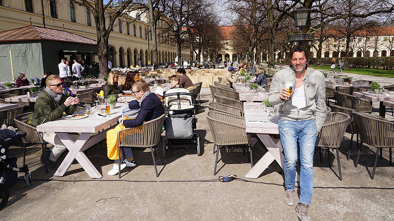 Tambosi-Wirt Ugo Crocamo in seinem Biergarten.