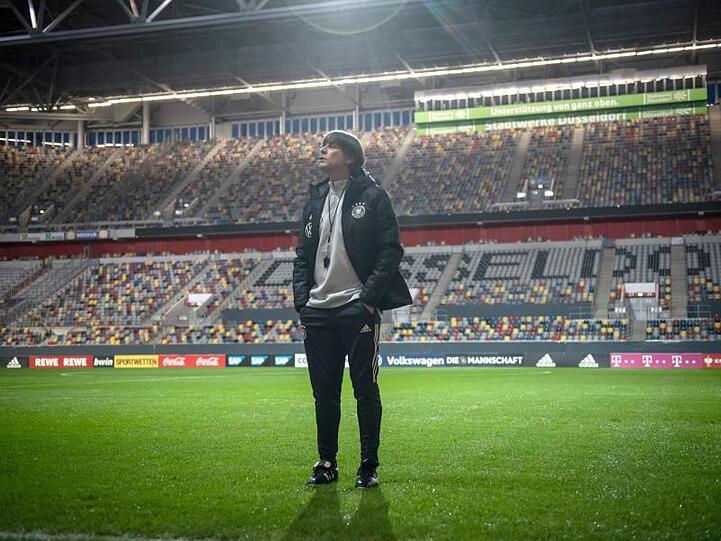 Joachim Löw, Bundestrainer, steht auf dem Rasen. Foto: Bernd Thissen/dpa