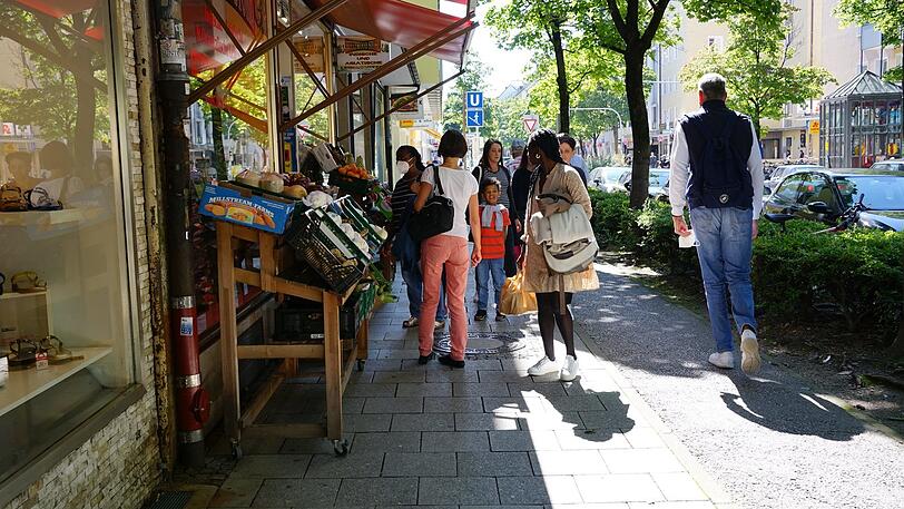 Auf der Augustenstraße ist es auf dem Bürgersteig oft eng. Da laufen manche auch auf dem Radlweg.