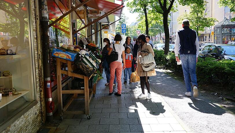 Auf der Augustenstraße ist es auf dem Bürgersteig oft eng. Da laufen manche auch auf dem Radlweg. Auf der Augustenstraße ist es auf dem Bürgersteig oft eng. Da laufen manche auch auf dem Radlweg.