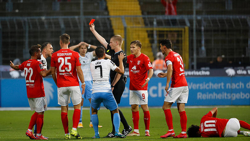 Tim Rieder sah gegen den Halleschen FC die Rote Karte.