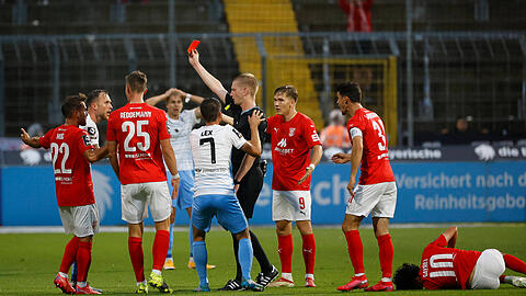 Tim Rieder sah gegen den Halleschen FC die Rote Karte.