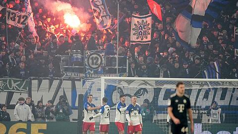 Gefeierter HSV-Mann Luka Vuskovic (l) nach seinem Tor zum 2:2.