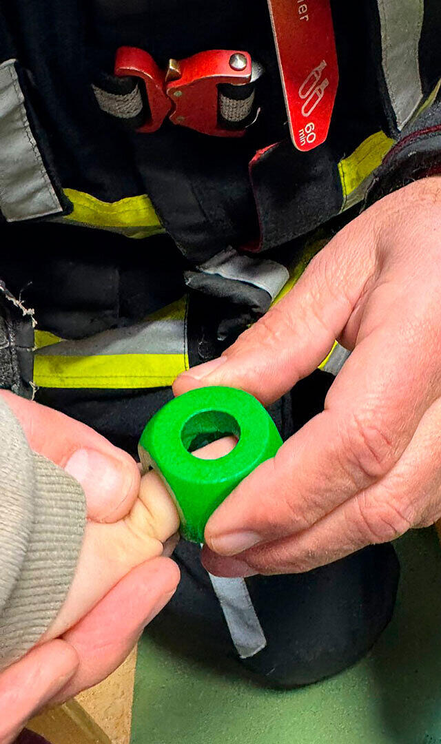 Mit Feingef&uuml;hl und etwas Gel konnte die Feuerwehr den Jungen aus seiner misslichen Situation befreien.