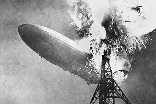 Die Katastrophe: Das Luftschiff LZ 129 &bdquo;Hindenburg&ldquo; brennt am 6. Mai 1937 bei der Landung in Lakehurst bei New York aus.