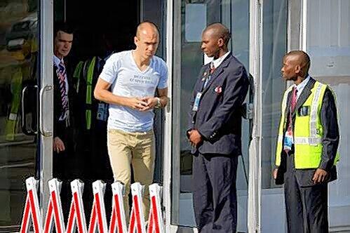 Noch in ziviler Kleidung: Arjen Robben bei seiner Ankunft am Samstag in Johannesburg.