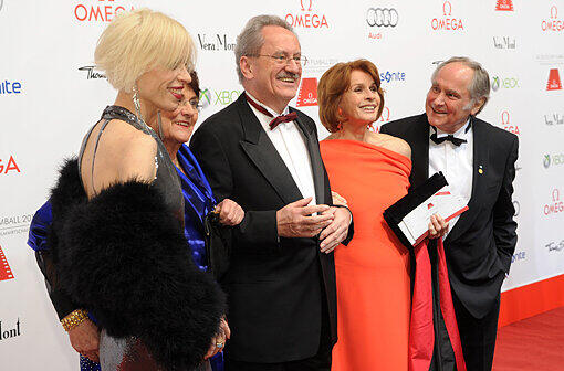 Der Regisseur Michael Verhoeven (r-l), seine Frau die Schauspielerin Senta Berger, der Münchner Oberbürgermeister Christian Ude (SPD), seine Frau Edith von Welser-Ude und Katja Eichinger kommen zum Filmball.