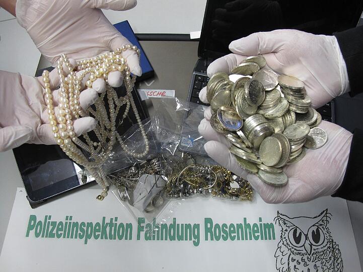 Tütenweise Schmuck und Münzen fanden die Fahnder im Auto der Serben.