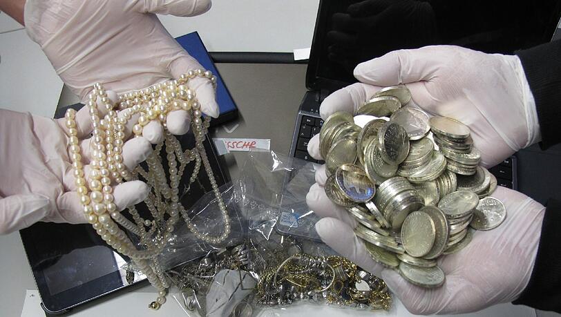 Tütenweise Schmuck und Münzen fanden die Fahnder im Auto der Serben. Tütenweise Schmuck und Münzen fanden die Fahnder im Auto der Serben.