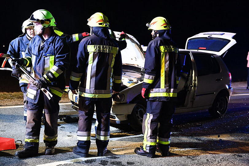 Beim Unfall in Grabenstätt erlitten drei Personen Verletzungen. Die Bilder von der Landstraße.