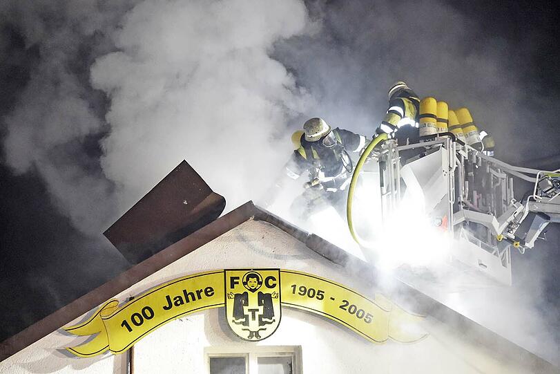 Während der Weihnachtsfeier des FC Teutonia München brach im Vereinsheim Feuer aus. Die Bilder.