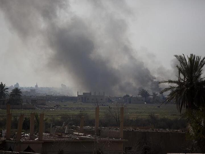 Rauch steigt auf aus Baghus: Die kurdischen Truppen scheinen der letzten IS-Bastion in Syrien den entscheidenden Schlag versetzt zu haben.