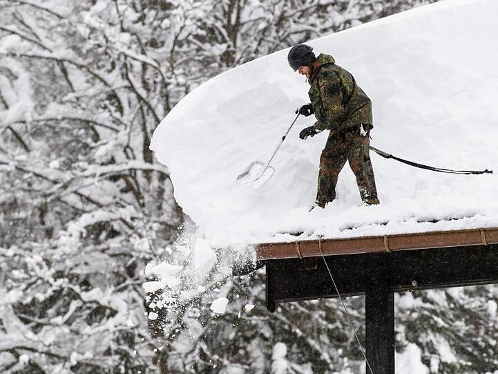 Ein schneeschippender Soldat der Bundeswehr in Buchenhöhe. Foto: Matthias Balk