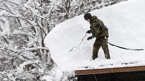 Ein schneeschippender Soldat der Bundeswehr in Buchenhöhe. Foto: Matthias Balk