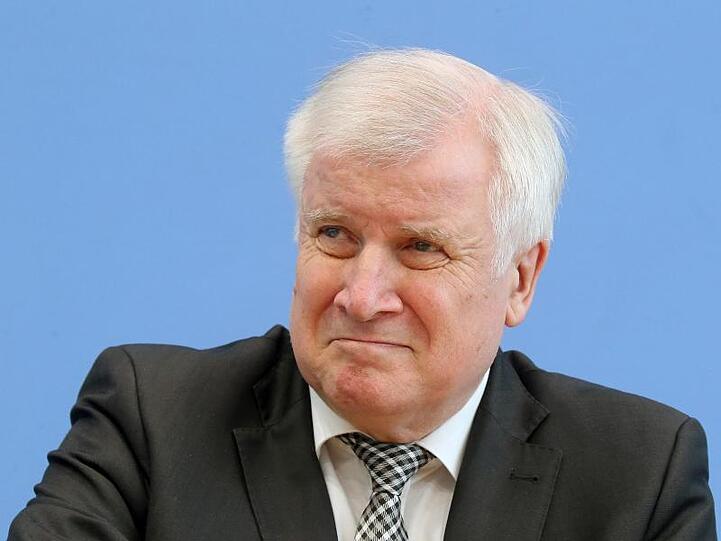 Innenminister Horst Seehofer: "Wir werden die der Entscheidungspraxis zugrundeliegenden Leitsätze des Bamf bis zur Feststellung neuer Entwicklungen im Herkunftsland Syrien vorerst nicht ändern."