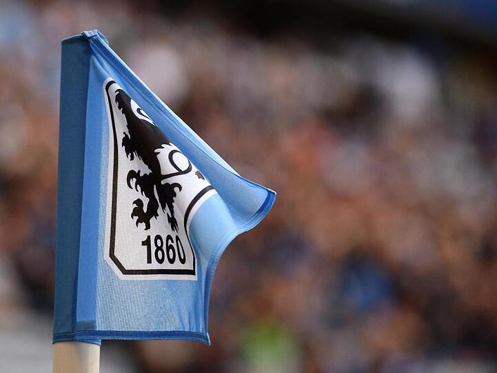 Eine Eckfahne trägt das Logo der TSV 1860 München. Foto: picture alliance / dpa/Archivbild