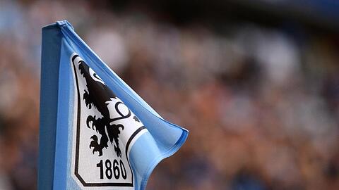 Eine Eckfahne trägt das Logo der TSV 1860 München. Foto: picture alliance / dpa/Archivbild