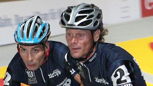 Bruno Risi (re, hier mit Erik Zabel) muss bei den Sixdays auf seinen erkrankten Partner Franco Marvulli verzichten. Bruno Risi (re, hier mit Erik Zabel) muss bei den Sixdays auf seinen erkrankten Partner Franco Marvulli verzichten.