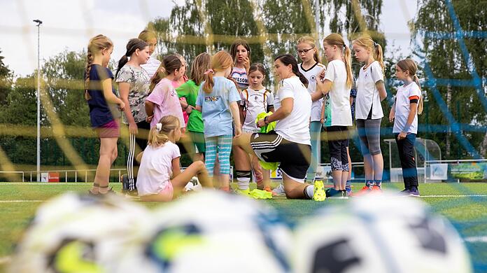 Mädchenfußball gibt es jetzt auch in Moosach. (Symbolbild)