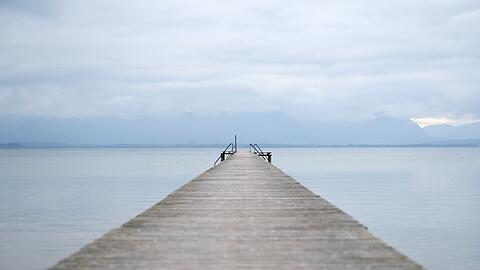 Zu Tagesbeginn sind viele Wolken und Nebel am bayerischen Himmel zu sehen.