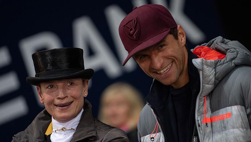 Isabell Werth (l) ist Trainerin von Lisa Müller, der Frau von Thomas Müller. (Archiv)