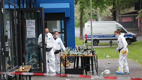 Spurensicherung am Tatort vor einer Bar. (Archivbild)