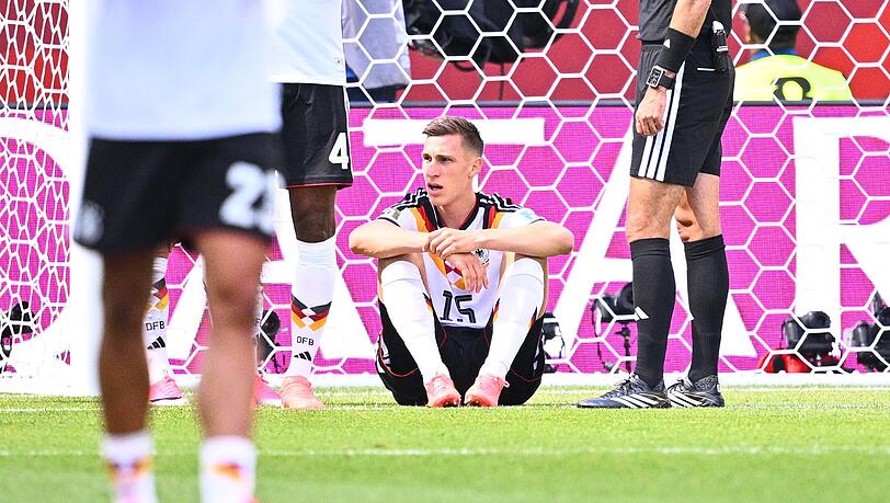 Nico Schlotterbeck sitzt im Spiel gegen die Elfenbeink&uuml;ste verletzt am Boden.