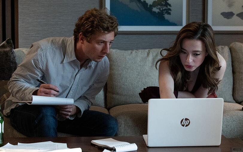 Jeff Horowitz (Jeremy Allen White) und Frances Haugen (Mikey Madison) sammeln Material f&uuml;r eine Geschichte, die den Meta-Konzern hinter Facebook und Instagram in gro&szlig;e Erkl&auml;rungsnot bringen wird.