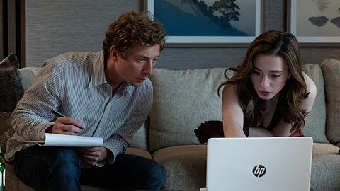 Jeff Horowitz (Jeremy Allen White) und Frances Haugen (Mikey Madison) sammeln Material f&uuml;r eine Geschichte, die den Meta-Konzern hinter Facebook und Instagram in gro&szlig;e Erkl&auml;rungsnot bringen wird.