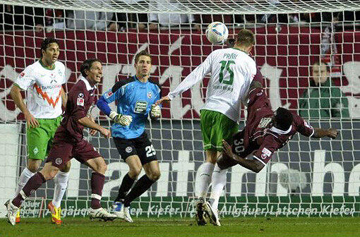 Entsetzen über die Verletzung von Werder-Star Sebastian Prödl: Beim Spiel am vergangenen Samstag gegen Kaiserslautern...