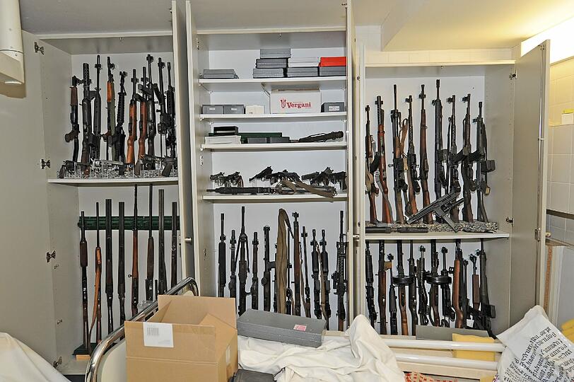 Maschinengewehre, Revolver, Pistolen und jede Menge Munition: Diese und noch mehr Schusswaffen hat die Polizei bei einem Münchner Arzt gefunden. Die Bilder
