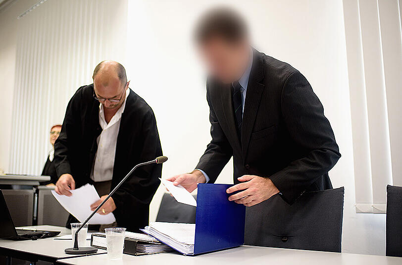 Der ehemalige Chefarzt Heinz W. (r.) neben seinem Anwalt.
