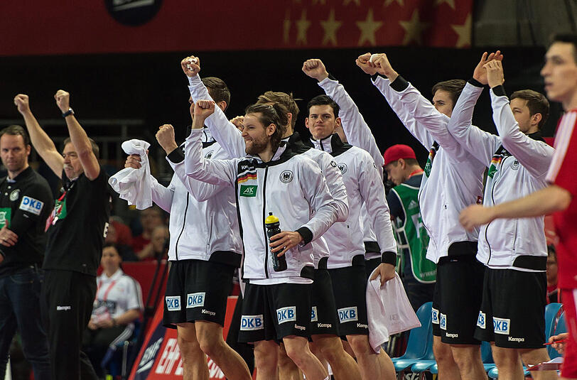 Die deutschen Handballer feiern den souveränren Sieg gegen Ungarn bei der EM in Polen.