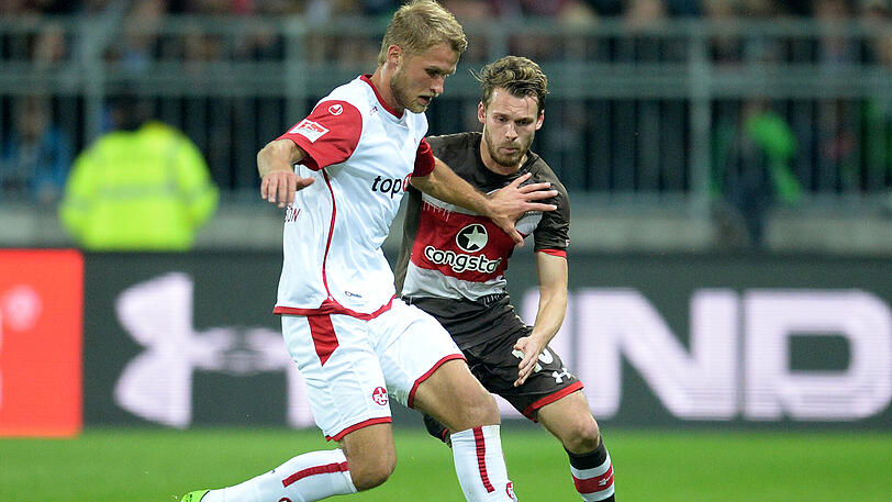 Kaiserslauterns Sebastian Andersson (l) und Hamburgs Christopher Buchtmann kämpfen um den Ball.