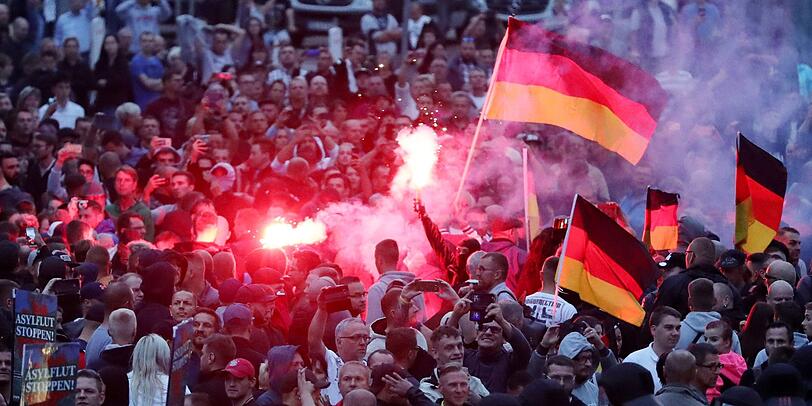 Chemnitz hat sich innerhalb von wenigen Stunden zum Pulverfass entwickelt. Nach dem gewaltsamen Tod eines 35-Jährigen marschierten innerhalb kürzester Zeit rechte Demonstranten auf - ihnen stellten sich am Montag linke Demonstranten gegenüber. Um ein unmittelbares Aufeinandertreffen zu verhindern, rückte die Polizei mit Hundertschaften an. Die Bilder aus Chemnitz.