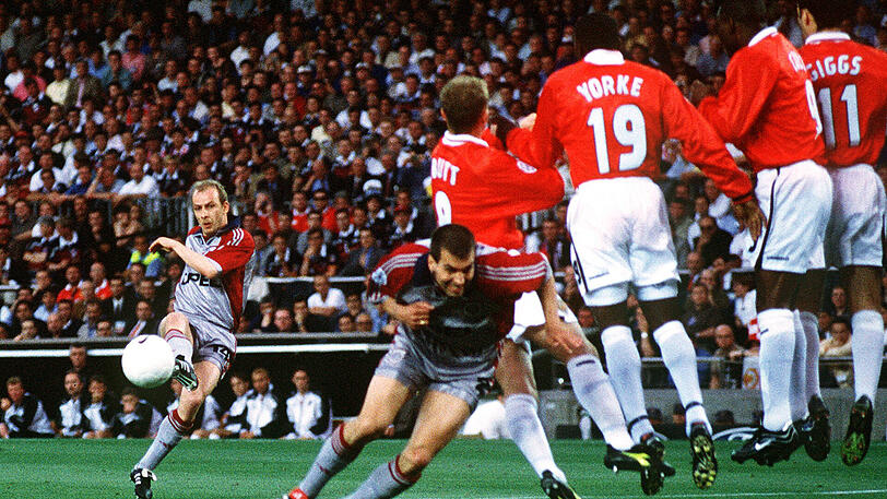 Historisches Tor: Mario Basler trifft im Champions-League-Finale 1999 für die Bayern gegen Manchester United.