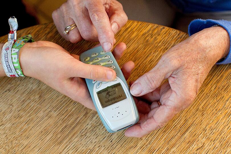 Was Jugendlichen leicht fällt, kann für ältere Menschen eine Hürde sein: Die Bedienung eines Mobiltelefons. (Symbolbild)