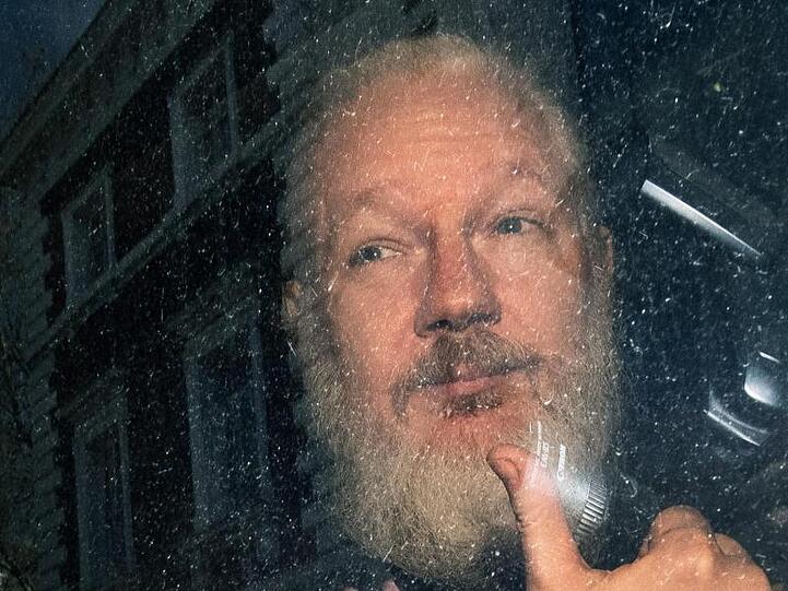 Mehr als 60 Ärzte haben britischen Medienberichten zufolge eine dringende medizinische Behandlung von Wikileaks-Gründer Julian Assange gefordert.